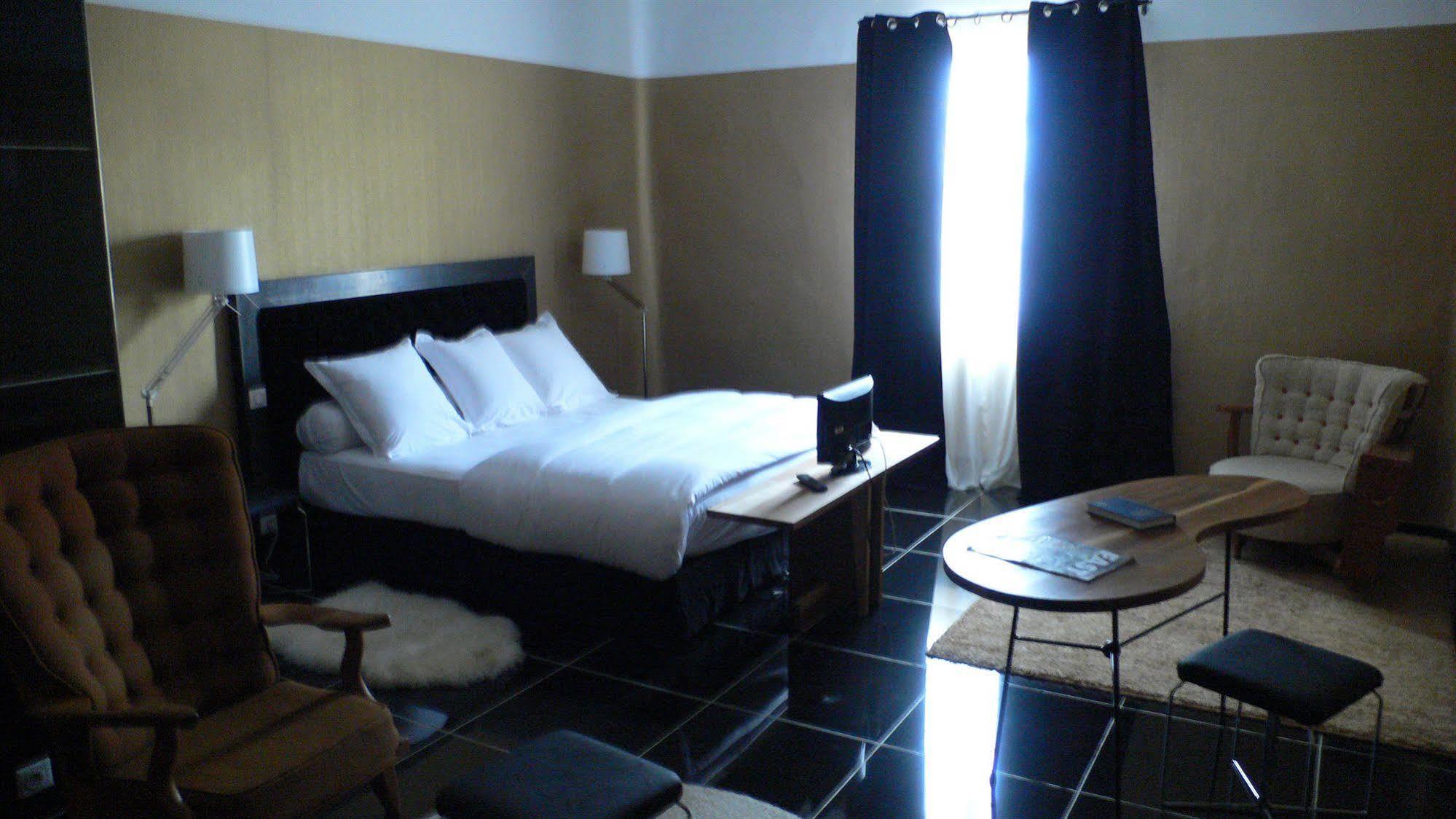 Hotel Saint Trophime อาร์ลส์ ภายนอก รูปภาพ